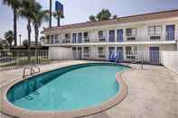 Swimming Pool Motel 6 Fresno, CA