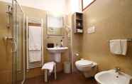 In-room Bathroom 6 Hotel Italia
