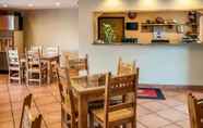 Restoran 6 Econo Lodge Inn & Suites