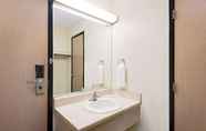 In-room Bathroom 5 Super 8 by Wyndham Metropolis