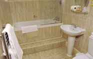 Toilet Kamar 7 Milford Hall Hotel & Spa