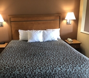 Bedroom 5 Days Inn by Wyndham Columbus