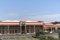 Exterior Days Inn by Wyndham Columbus