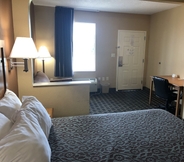 Bedroom 6 Days Inn by Wyndham Columbus