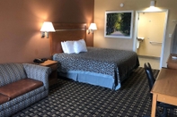 Bedroom Days Inn by Wyndham Columbus