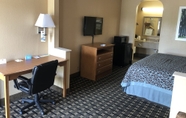 Bedroom 4 Days Inn by Wyndham Columbus