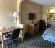 Bedroom 4 Days Inn by Wyndham Columbus