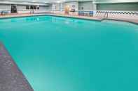 Swimming Pool La Quinta Inn & Suites by Wyndham Logan