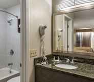 In-room Bathroom 2 Quality Inn Conyers I-20