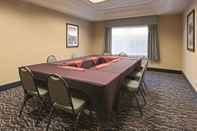 Functional Hall La Quinta Inn & Suites by Wyndham Coeur d`Alene