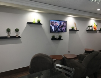 Lobby 2 Days Inn by Wyndham Great Lakes - N. Chicago