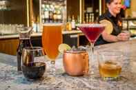 Bar, Cafe and Lounge Doubletree by Hilton Salem