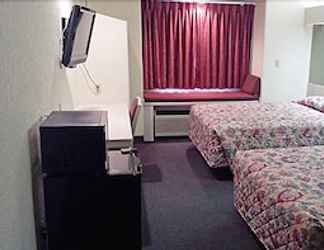 Bedroom 2 Travelodge by Wyndham Chadron