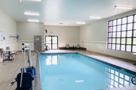 Swimming Pool La Quinta Inn & Suites by Wyndham Minneapolis Northwest