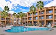 Swimming Pool 2 Courtyard by Marriott Palm Desert