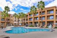 Swimming Pool Courtyard by Marriott Palm Desert