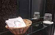 Toilet Kamar 7 St Giles Heathrow Hotel