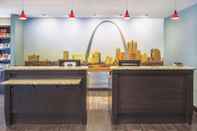 Lobi La Quinta Inn & Suites by Wyndham O'Fallon, IL - St. Louis