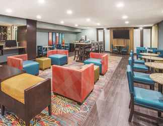 Lobby 2 La Quinta Inn & Suites by Wyndham O'Fallon, IL - St. Louis