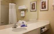 Toilet Kamar 7 Fairfield Inn Marriott Niles