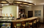 บาร์ คาเฟ่ และเลานจ์ 4 Wyndham Garden Kansas City Airport