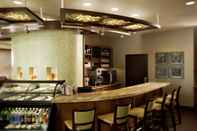 Quầy bar, cafe và phòng lounge Wyndham Garden Kansas City Airport