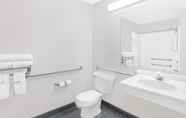 Toilet Kamar 3 Microtel Inn & Suites by Wyndham Appleton