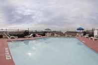 Swimming Pool Baymont Inn & Suites Calhoun