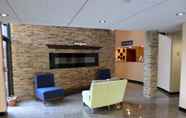 Lobi 7 Travelodge by Wyndham Cleveland Lakewood