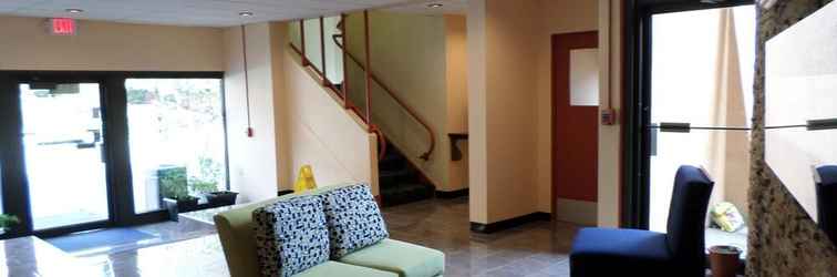 Sảnh chờ Travelodge by Wyndham Cleveland Lakewood