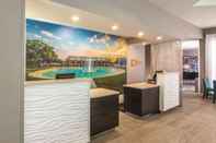 Kolam Renang La Quinta Inn & Suites by Wyndham Orlando UCF