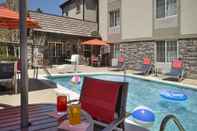 Swimming Pool TownePlace Suites Denver Southeast