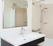 In-room Bathroom 7 Sonesta Simply Suites Atlanta Gwinnett Place