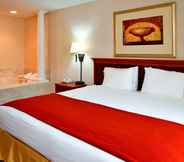 Bedroom 4 Seasons Inn & Suites Highland