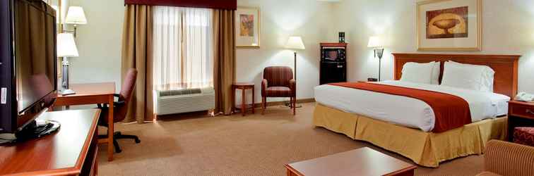 Bedroom Seasons Inn & Suites Highland