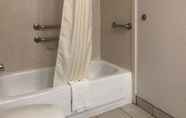 Toilet Kamar 3 Quality Inn & Suites Denver International Airport