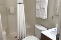 In-room Bathroom HomeTowne Studios by Red Roof Tacoma - Hosmer