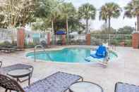 Swimming Pool Comfort Inn & Suites Patriots Point