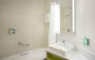 In-room Bathroom 6 Leonardo Hotel Manchester Central - Formerly Jurys Inn