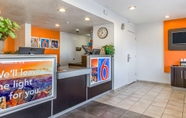 Lobby 6 Motel 6 Phoenix, AZ - West