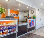 Lobby 6 Motel 6 Phoenix, AZ - West