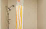 In-room Bathroom 7 La Quinta Inn & Suites by Wyndham Henderson-Northeast Denver