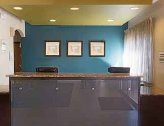 Lobby 2 La Quinta Inn & Suites by Wyndham Henderson-Northeast Denver