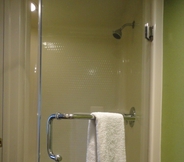 In-room Bathroom 7 Wingate by Wyndham Salisbury