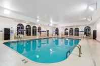 Swimming Pool Travelodge & Suites by Wyndham Fargo/Moorhead