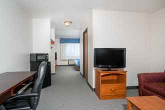 Bedroom 4 Travelodge & Suites by Wyndham Fargo/Moorhead