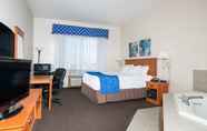 Bedroom 5 Travelodge & Suites by Wyndham Fargo/Moorhead