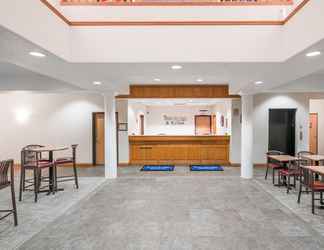 Lobi 2 Travelodge & Suites by Wyndham Fargo/Moorhead