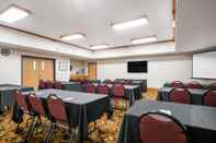 Functional Hall Travelodge & Suites by Wyndham Fargo/Moorhead