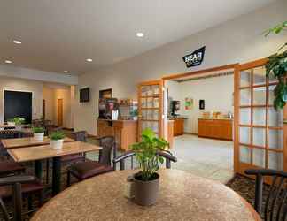 Lobby 2 Travelodge & Suites by Wyndham Fargo/Moorhead